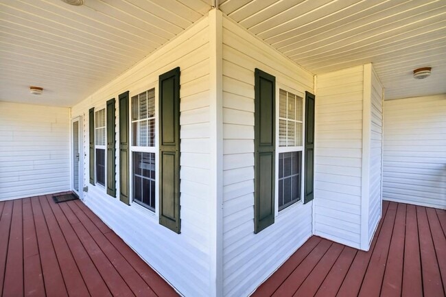 Building Photo - 249 Russell Rd