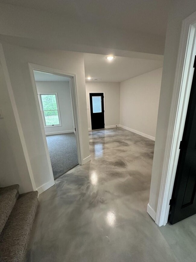 Building Photo - 5 Bed 4 Bath Home fenced yard