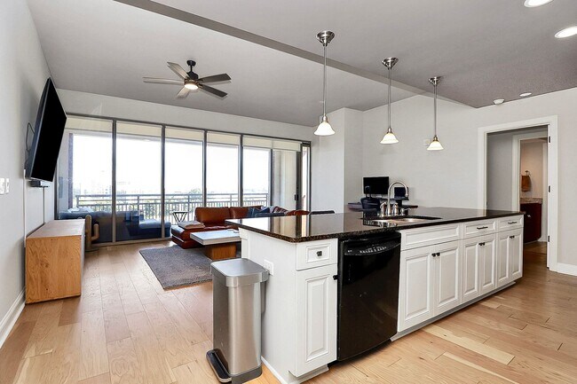Building Photo - Spectacular 7th floor corner unit condo in...
