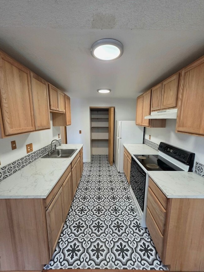 Building Photo - Renton Sunset Heights Condominiums - 2 bedroom 1 bathroom lower floor unit - Water, Sewer & Garba...