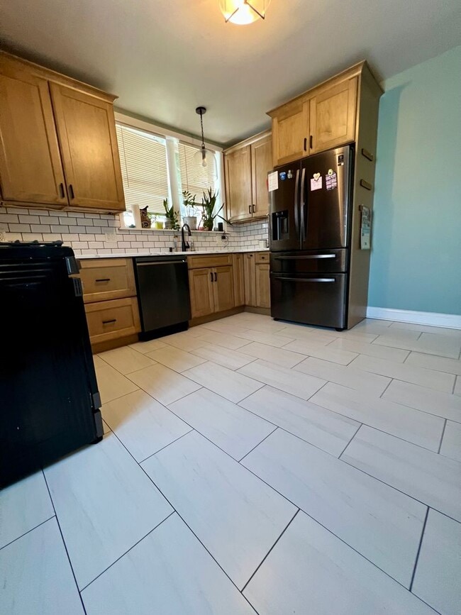Building Photo - Gorgeous 3-Bedroom Townhome in East Falls! Available June 1st!