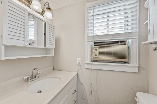 Building Photo - 1637 Castle Ct