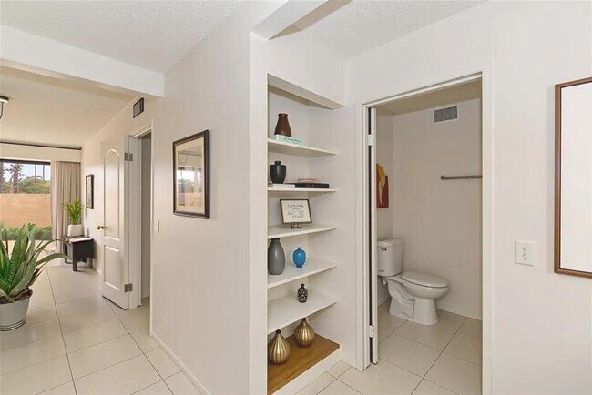 Building Photo - 200 E Racquet Club Rd