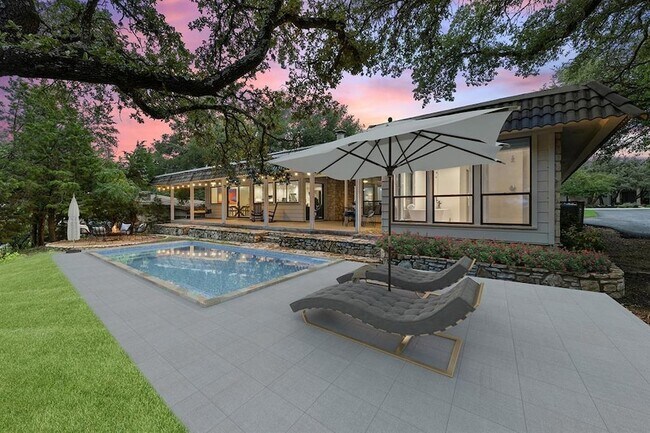 Building Photo - 113 Comet