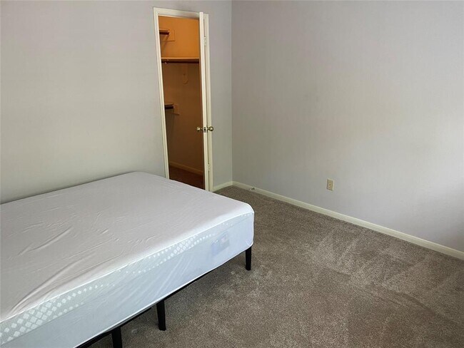 Building Photo - 4703 Leicester Way