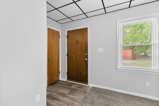 Building Photo - 210 Colonial Dr