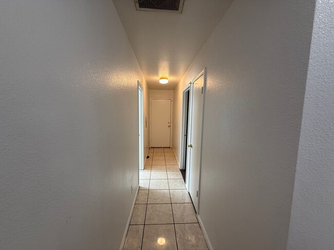 Building Photo - Single story in Modesto!
