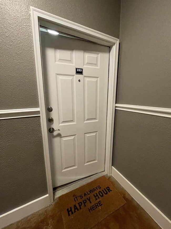 Building Photo - 910 W 25th St