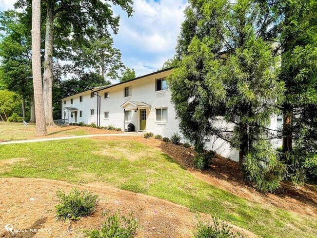 Building Photo - 711 Oakview Rd