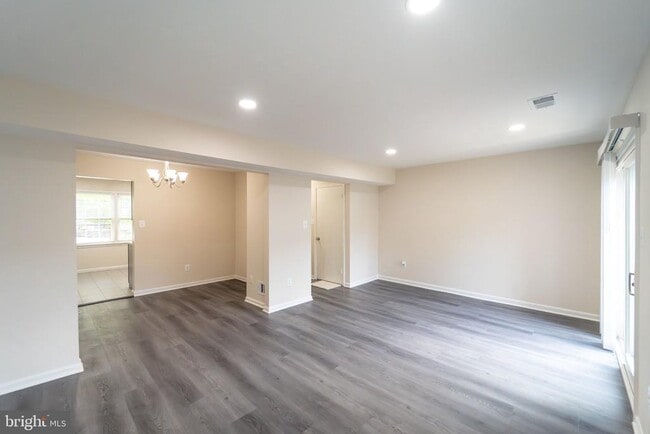 Building Photo - 2055 Pilgrim Dr