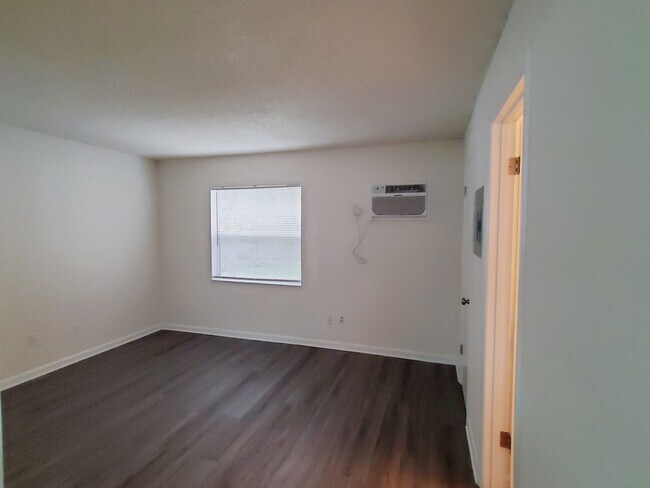 Building Photo - Updated One Bedroom, One Bath Apartment - ...