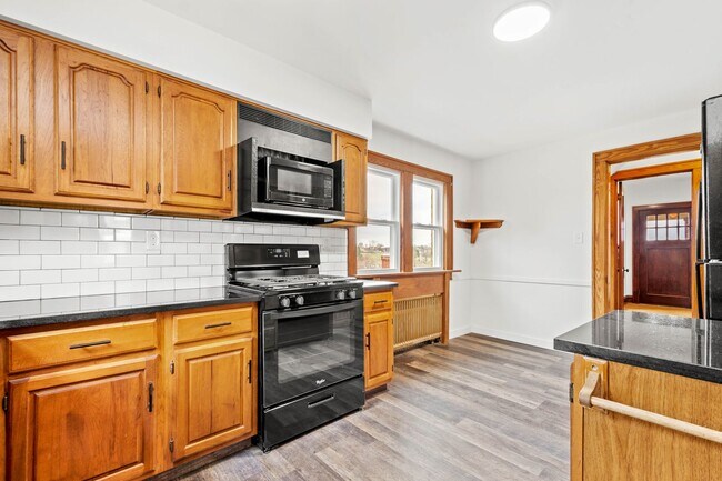 Building Photo - AVAILABLE FOR EARLY DECEMBER! Do not miss this HUGE 3-BEDROOM / 2-BATHROOM home in CARRICK!  SECT...