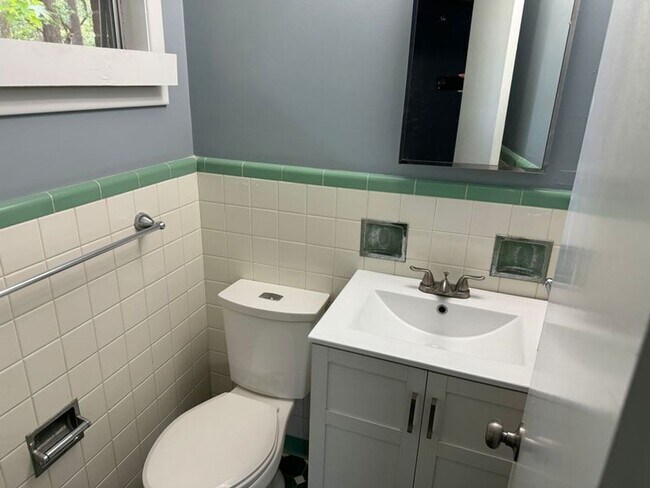 Building Photo - COMING BACK ON THE MARKET SOON!!! TRENDY &...