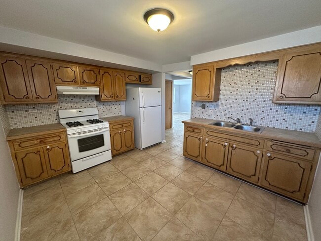 Building Photo - 7400 N Harlem Ave