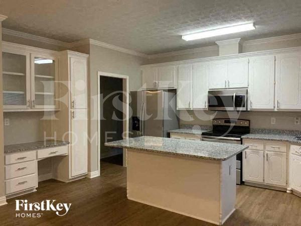 Building Photo - 325 McKenzie Dr
