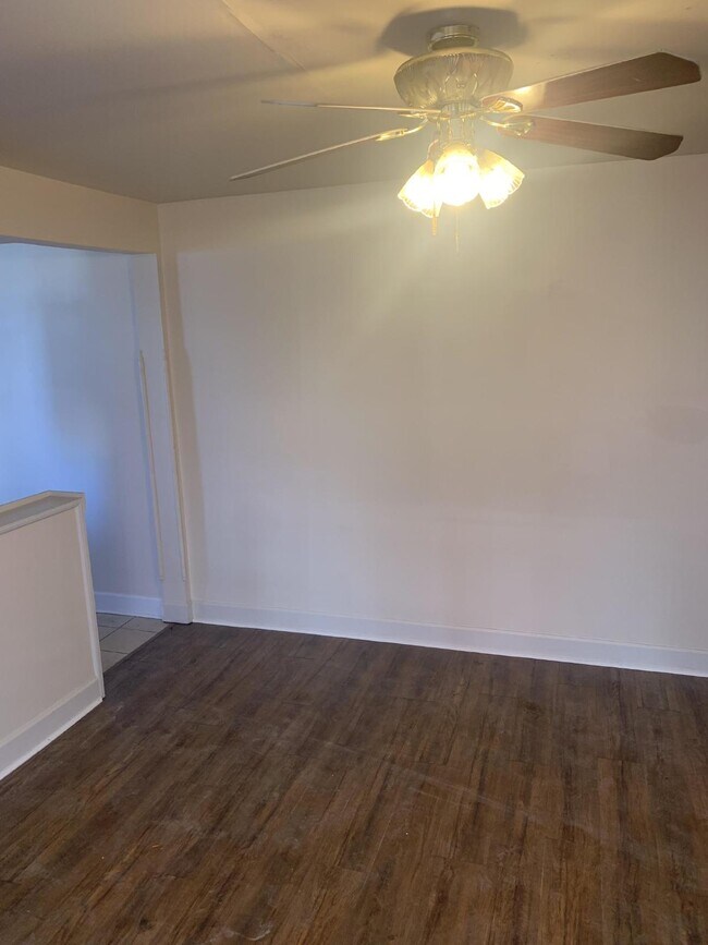 Building Photo - Charming 1-Bedroom Apartment with Hardwood Floors in York, PA!