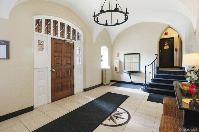 Building Photo - 26 Pondfield Rd