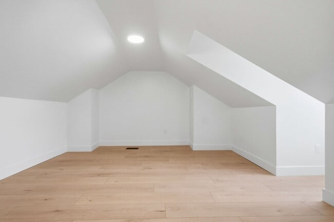 Building Photo - Luxury Rental - South Side Flats