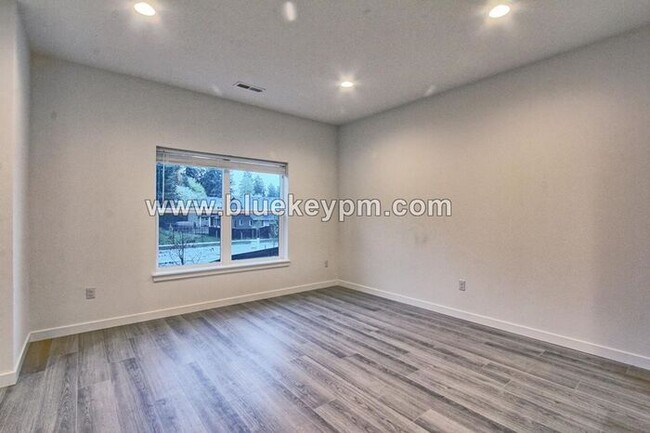 Building Photo - 3 Bed, 2.5 Bath Townhome in Near WSU and L...