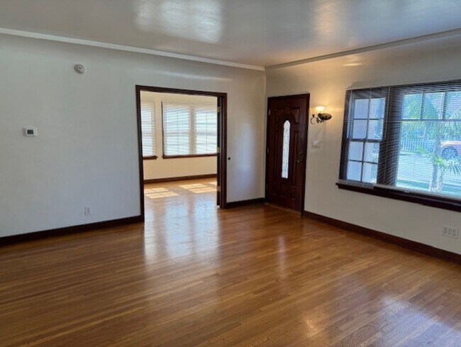 Building Photo - DE SOTO 2727-2729