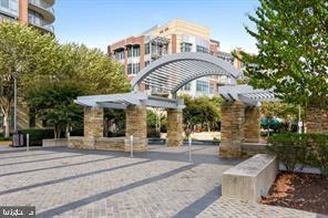 Building Photo - 8220 Crestwood Heights Dr