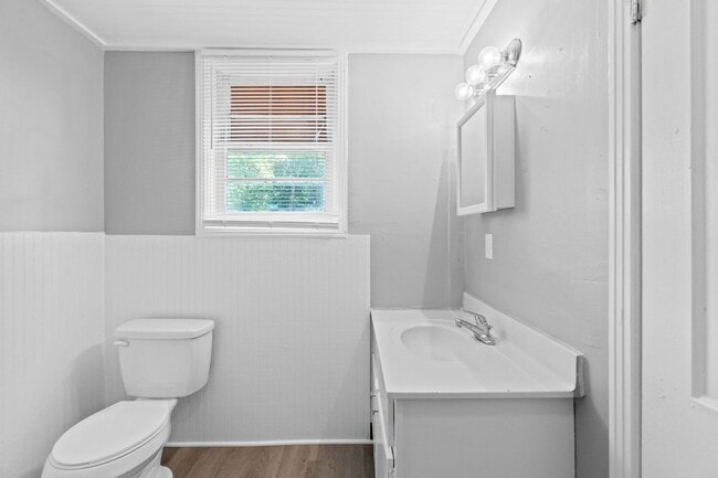 Building Photo - 427 Circle Dr