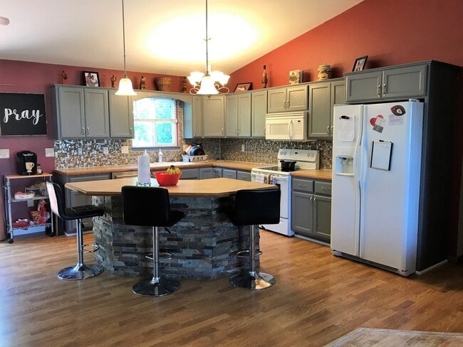 Building Photo - Fenced-in Yard + West Side of Manhattan + Washer & Dryer Included + 2-Car Garage! Available July ...