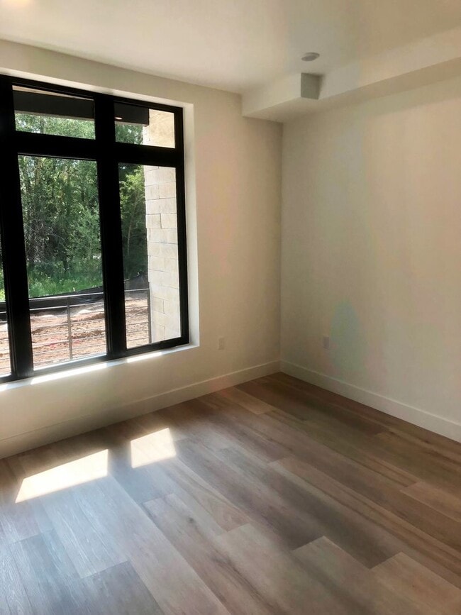 Building Photo - Long Term Rental- River West 914