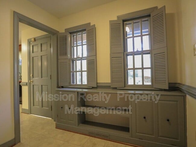 Building Photo - 7580 Rockfalls Dr