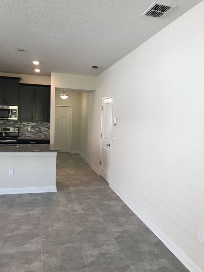 Building Photo - NEWER 3/2 Plus Den Home at The Oaks in Mos...