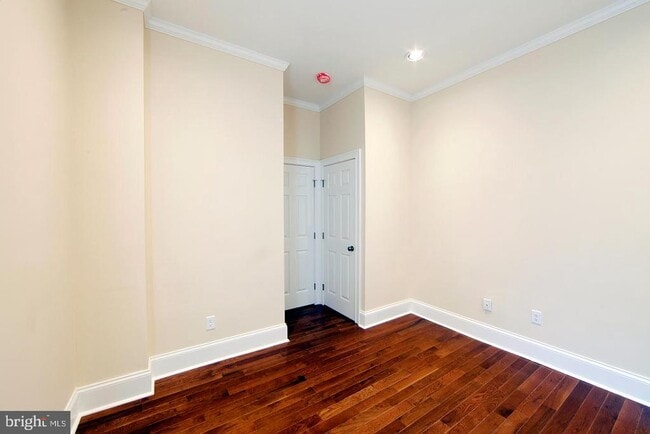 Building Photo - 335 W Girard Ave