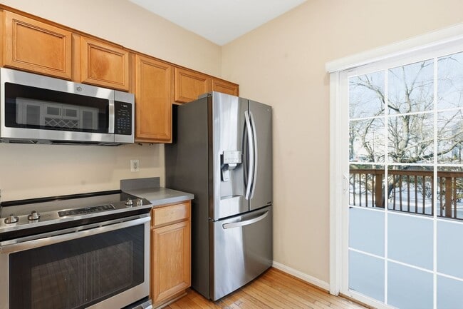 Building Photo - Unbeatable location near Lake Ridge Park and Marina, offering boating, fishing, wildlife and bird...