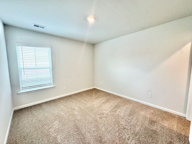 Building Photo - 5 Bedroom, 3.5 Bath Home!