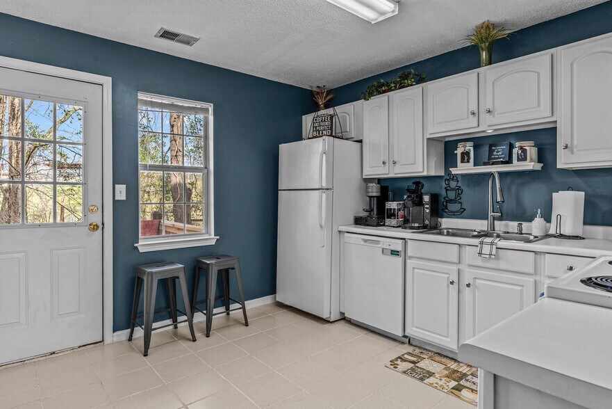 Building Photo - 100 Woodstone Dr