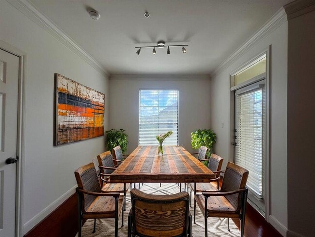 Building Photo - DEAL!! Get $500 off your move-in costs! Valid for new leases with a start date on or before Decem...