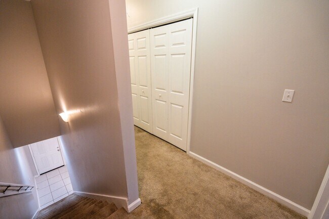 Building Photo - Beautiful 3 Bedroom 2 1/2 Bath Condo