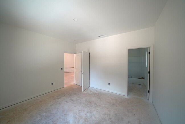 Building Photo - 400 Henson Cir