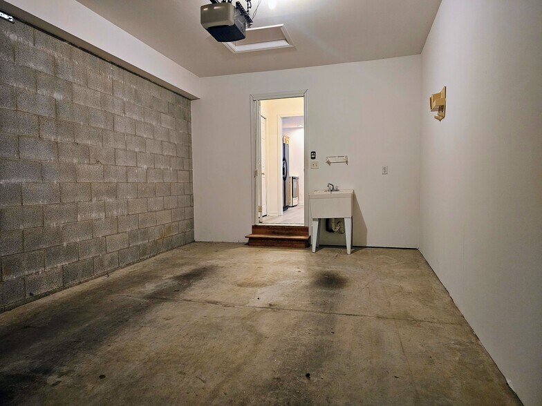 Building Photo - 701 Brentwood Dr