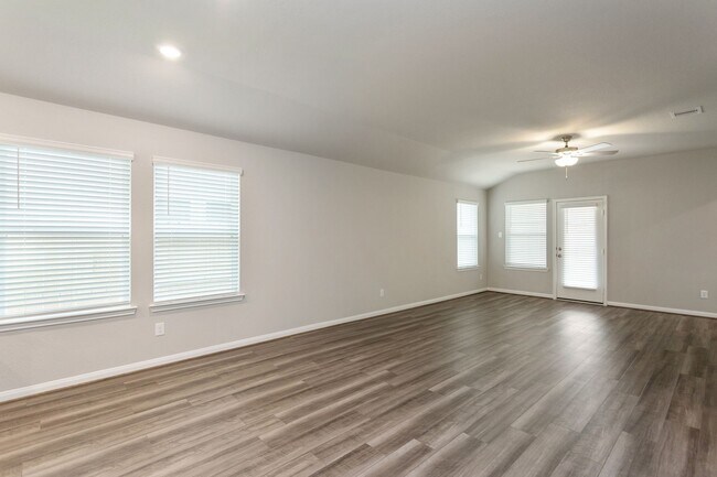 Building Photo - 6915 Lebec Dr