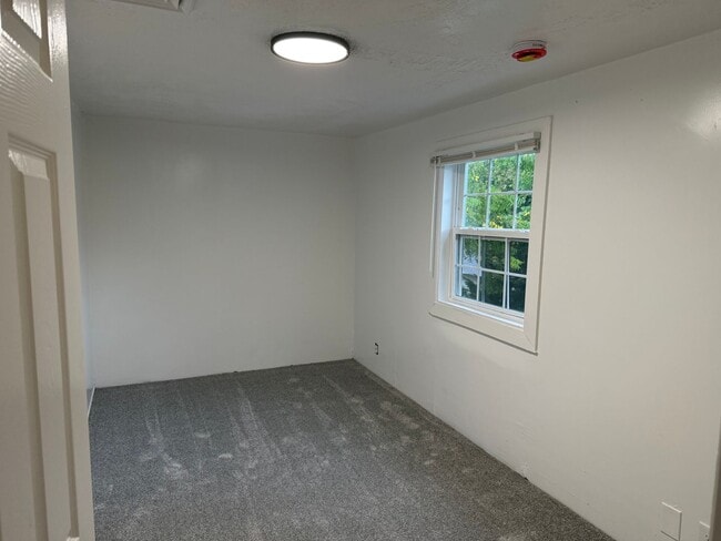 Building Photo - Newly Renovated 3 Bedroom 1.5 Bathroom Hom...