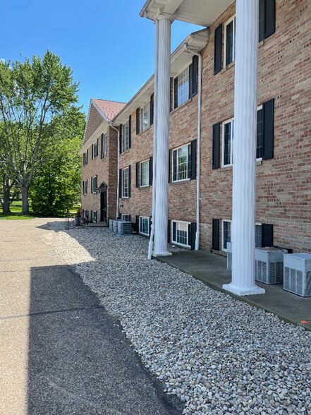 Primary Photo - 1101 W Maple St NW