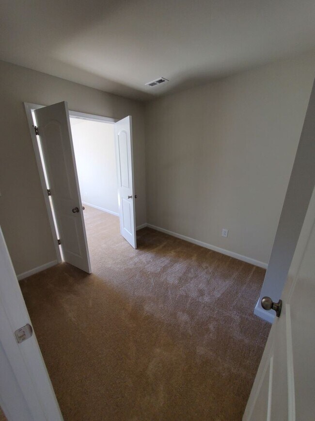Building Photo - 3 bedroom townhome in university