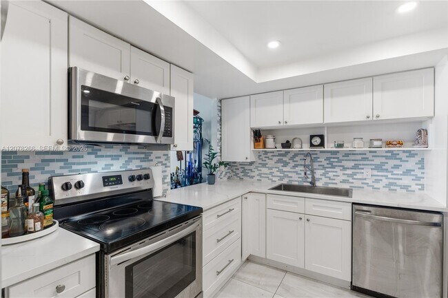 Building Photo - 1351 NE Miami Gardens Dr