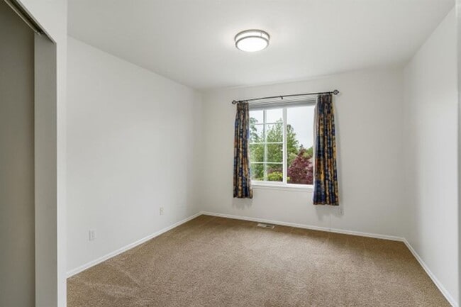 Building Photo - A Beautiful Picture Perfect Home with 4 Be...