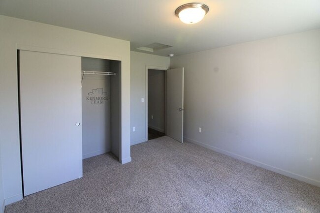 Building Photo - 605 S Cedar Ave