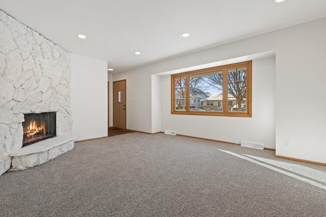 Building Photo - 2450 S 95th St