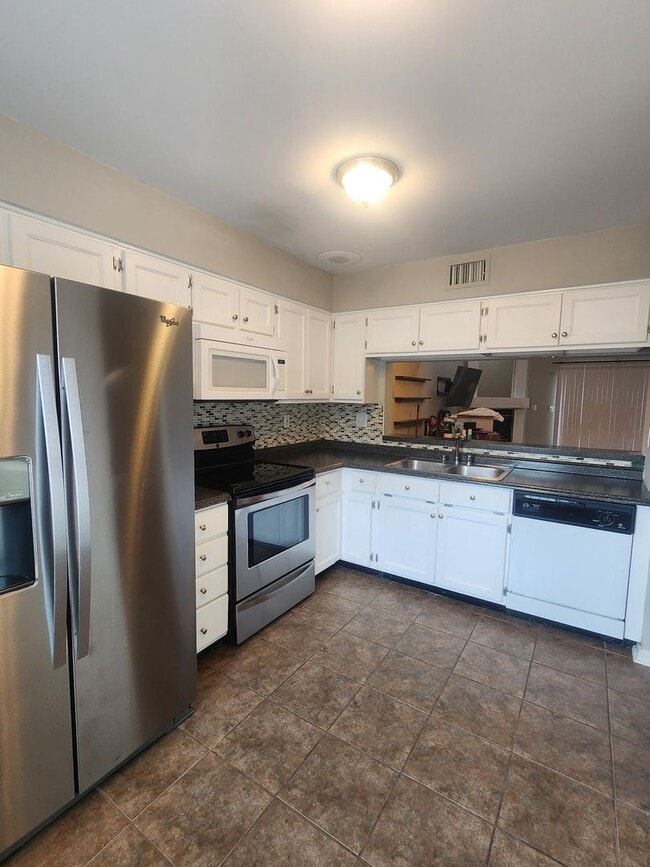 Building Photo - WILLOW CREEK POINTE