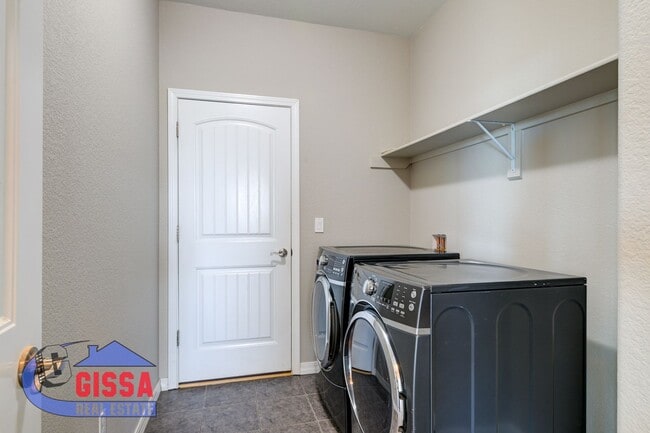 Building Photo - Beautiful home with 5 bedrooms, 4 bathroom...
