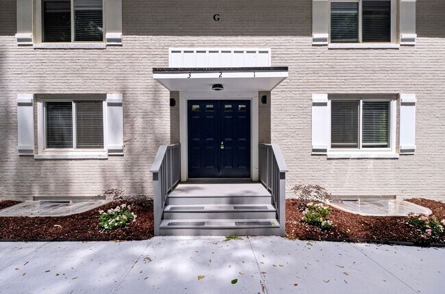 Building Photo - Newly Renovated 2 bedroom Condos!