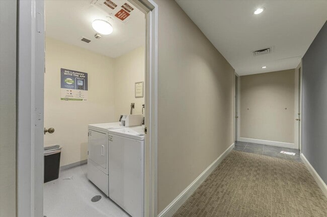 Building Photo - 565 Bellevue Ave